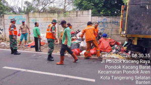 Satgas Sampah TNI dan Warga Bersihkan Tumpukan Sampah di Pondok Aren