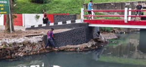 Babinsa Bersama Warga Gotong Royong Percepat Pembangunan Jembatan Garuda