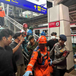 Tim SAR Brimob Batalyon B Bantu Evakuasi Korban Kecelakaan KA Bekasi Timur
