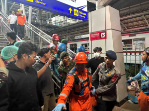 Tim SAR Brimob Batalyon B Bantu Evakuasi Korban Kecelakaan KA Bekasi Timur