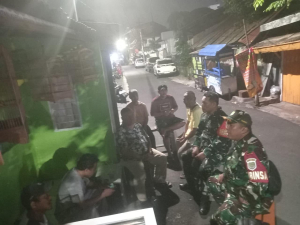 Babinsa Matraman dan Warga Aktifkan Siskamling, Perkuat Keamanan Lingkungan