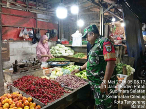 Babinsa Ciledug Turun ke Pasar, Cek Harga Sembako dan Cegah Lonjakan