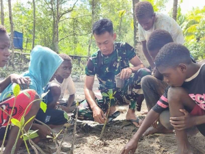 Satgas TMMD Kodim 1710/Mimika Libatkan Anak-Anak Tanam Mangrove di Pesisir Mimika