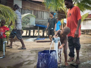 Sumur Bor Pertama di Keakwa Akhiri Ketergantungan Air Hujan, Warga Nikmati Akses Air Bersih