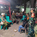 Babinsa Koramil Cakung Perkuat Patroli Siskamling Bersama Tiga Pilar