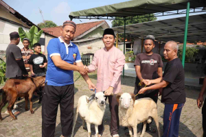 Dandim 0506/Tangerang Serahkan Hewan Kurban, Tegaskan Kepedulian Sosial TNI kepada Masyarakat
