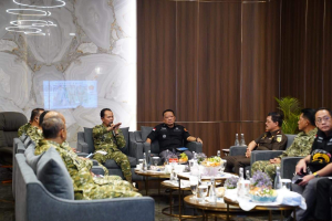 Kasum TNI Tinjau Pemeriksaan Kontainer Mineral Hasil Penindakan TNI AL di Batam