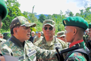 Wapang TNI Dampingi Menhan Tinjau Kesiapan Yonif TP 805/KSW di Papua Barat