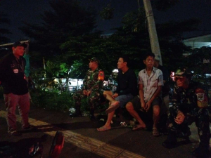 Babinsa Jatinegara Bersama Tiga Pilar Gelar Patroli Malam, Antisipasi Gangguan Kamtibmas