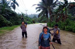 Bhabinkamtibmas Polsek Sipora Cek Dampak Banjir di Dusun Solainan