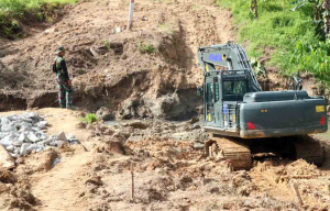 TNI AD Kebut Pembangunan Jembatan Penghubung Dua Desa di Mentawai
