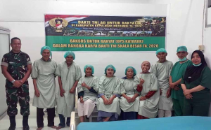 Kasrem 032/Wbr Dampingi Operasi Katarak Warga Mentawai dalam Karya Bakti TNI AD