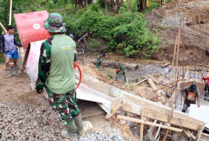 Satgas TNI AD dan Warga Mentawai Perkuat Landasan Jembatan Antar Desa