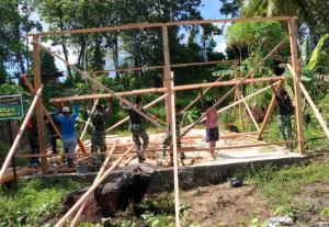 TNI AD dan Warga Mentawai Gotong Royong Rehabilitasi Rumah Robert