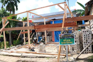 Satgas TNI AD Mulai Rakit Kuda-Kuda RTLH Warga di Mentawai