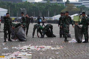 Aksi Bersih-bersih Sampah di Monas Setelah Pam May Day