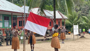 Satgas TMMD dan Siswa SD Naena Kekwa Gelar Upacara di Hardiknas