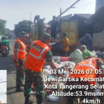 TNI dan Warga Ciputat Bersama-sama Bersihkan Sampah Lingkungan