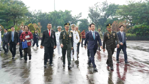 Pangdam Jaya Dampingi Menhan Jepang Ziarah di TMPN Kalibata