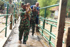 Kodim 0506/Tangerang Evakuasi Puluhan KK, Banjir Cipondoh Terkendali