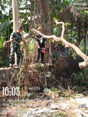 Babinsa Ciputat Turun ke Kali, Pimpin Aksi Bersih Sampah di Sawah Cegah Banjir