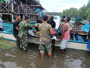Satgas TMMD Evakuasi Warga Sakit di Mimika, Gunakan Perahu ke Fasilitas Kesehatan