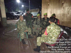 Patroli Malam Minggu, Koramil Kramatjati Gandeng Warga Jaga Keamanan Wilayah
