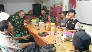 Babinsa Cakung Perkuat Siskamling Bersama Tiga Pilar, Dorong Keamanan dan Kebersihan Lingkungan