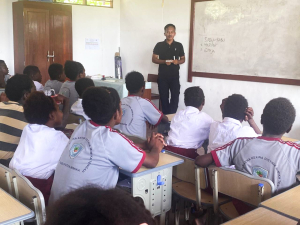 Satgas TMMD 128 Kodim Mimika Edukasi Bahaya Narkoba dan Lem Aibon ke Pelajar SD
