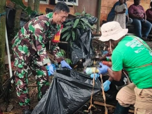 Babinsa Timika Pimpin Gotong Royong Bersihkan Kali, Cegah Banjir dan Tingkatkan Kepedulian Lingkungan