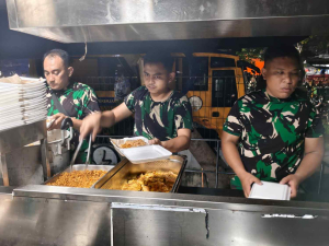 Bekangdam Jaya Operasikan Dapur Lapangan, Pasok Makanan Korban Kebakaran Kemayoran