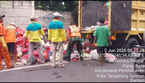 Koramil 07/Pondok Aren dan DLH Gelar Aksi Bersih Lingkungan di Perigi Baru