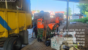 Satgas Sampah Koramil 01/Tangerang Bersama Warga Bersihkan Lingkungan Pakojan
