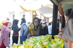 Minyak Goreng Murah PTPN Diserbu Warga, Ludes Sejam di Kota Tua Surabaya