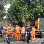 Satgas Sampah Koramil Pondok Aren dan DLH Bersihkan Lingkungan, Cegah Penumpukan Sampah