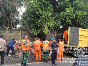 Satgas Sampah Koramil Pondok Aren dan DLH Bersihkan Lingkungan, Cegah Penumpukan Sampah