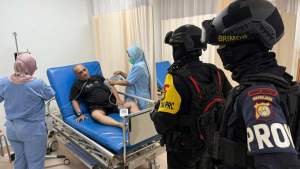 Patroli Brimob Metro Jaya di Jakarta Utara, Personel Bantu Warga Sakit ke Rumah Sakit