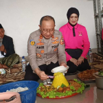 Sambut HUT Polri ke-80, Mabes Polri Resmikan Sumur dan MCK serta Salurkan Bantuan di Kapuk Muara