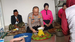 Sambut HUT Polri ke-80, Mabes Polri Resmikan Sumur dan MCK serta Salurkan Bantuan di Kapuk Muara