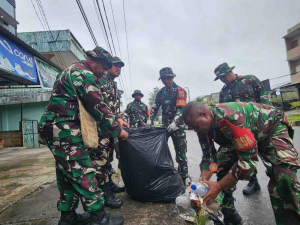 Kodim 1710/Mimika dan Warga Gotong Royong Bersihkan Jalan Yos Sudarso