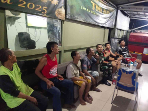 Koramil Ciputat Gelar Nobar Dini Hari, Perkuat Silaturahmi TNI dan Warga