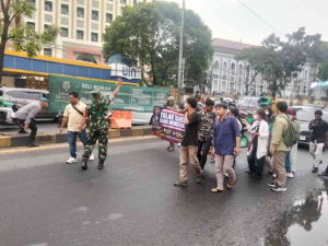 TNI-Polri Kawal Aksi Tolak Kenaikan BBM di Ciputat, Situasi Tetap Kondusif