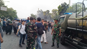 Denmadam Jaya Gerak Cepat Padamkan Api Saat Demo Mahasiswa di UKI