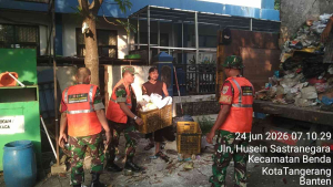 Koramil 02/Batuceper dan Warga Jurumudi Bersihkan Sampah, Tekan Risiko Penyakit Lingkungan