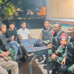 Babinsa Koramil 04/Pulogadung dan Komduk Perkuat Keamanan Rawamangun Lewat Patroli Malam