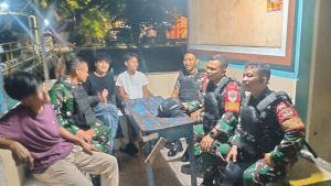 Babinsa Koramil 04/Pulogadung dan Komduk Perkuat Keamanan Rawamangun Lewat Patroli Malam