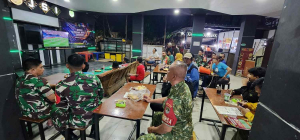 Nobar Piala Dunia 2026 Pererat Kebersamaan, Koramil 02/Matraman Bangun Kedekatan TNI dan Warga
