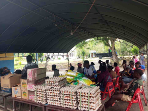 Kepala Suku Kampung Pikere Gelar Nobar Piala Dunia dan Bagikan Sembako, Perkuat Kebersamaan Warga Keerom