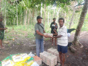 Kepala Suku Kampung Suskun Gelar Nobar Piala Dunia 2026 dan Salurkan Sembako untuk Warga