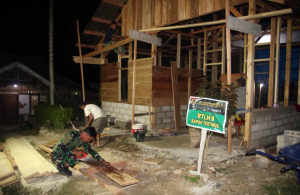 Satgas TNI AD Kerja Hingga Larut Malam, Percepat Rehabilitasi RTLH di Mentawai